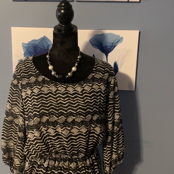 Espresso Dress
Black/Tan ( Cream) Dress .Size 1x - Picture 3 of 5